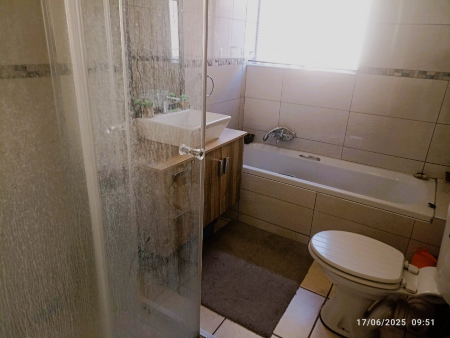 To Let 2 Bedroom Property for Rent in Sonneglans Gauteng