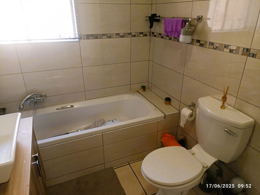 To Let 2 Bedroom Property for Rent in Sonneglans Gauteng