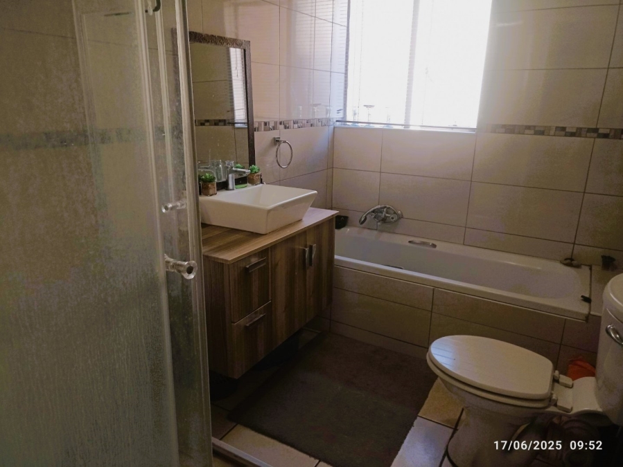 To Let 2 Bedroom Property for Rent in Sonneglans Gauteng
