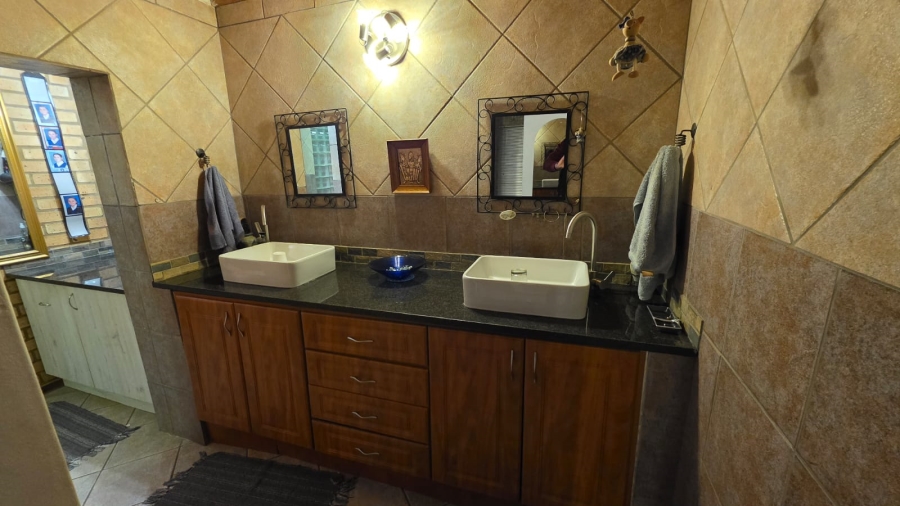 5 Bedroom Property for Sale in Doornpoort Gauteng