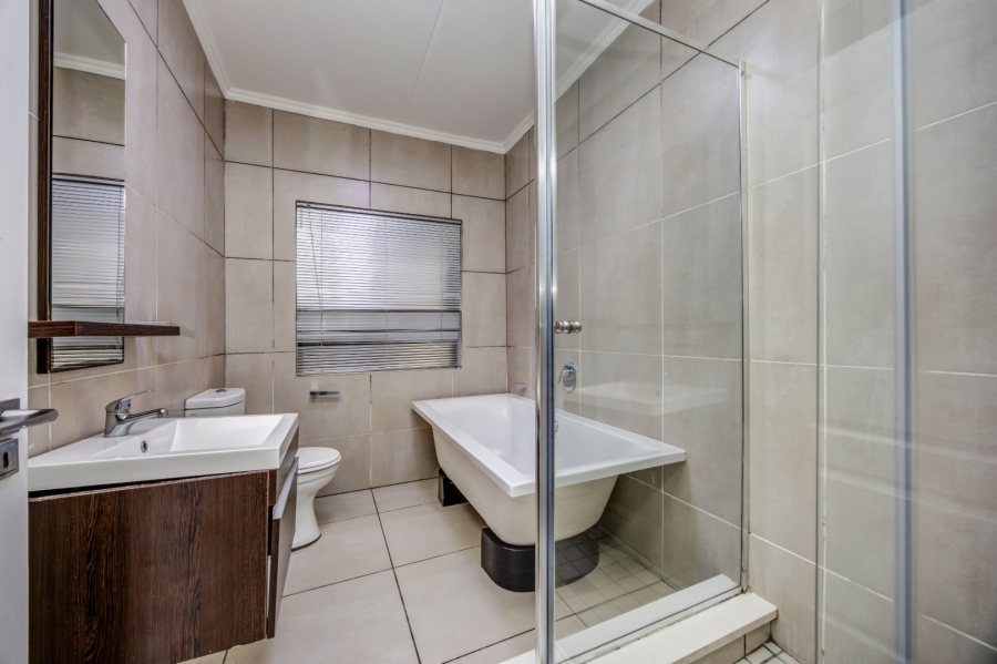 To Let 3 Bedroom Property for Rent in Broadacres Gauteng