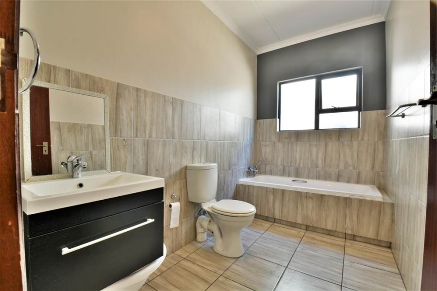 To Let 2 Bedroom Property for Rent in Noordwyk Gauteng