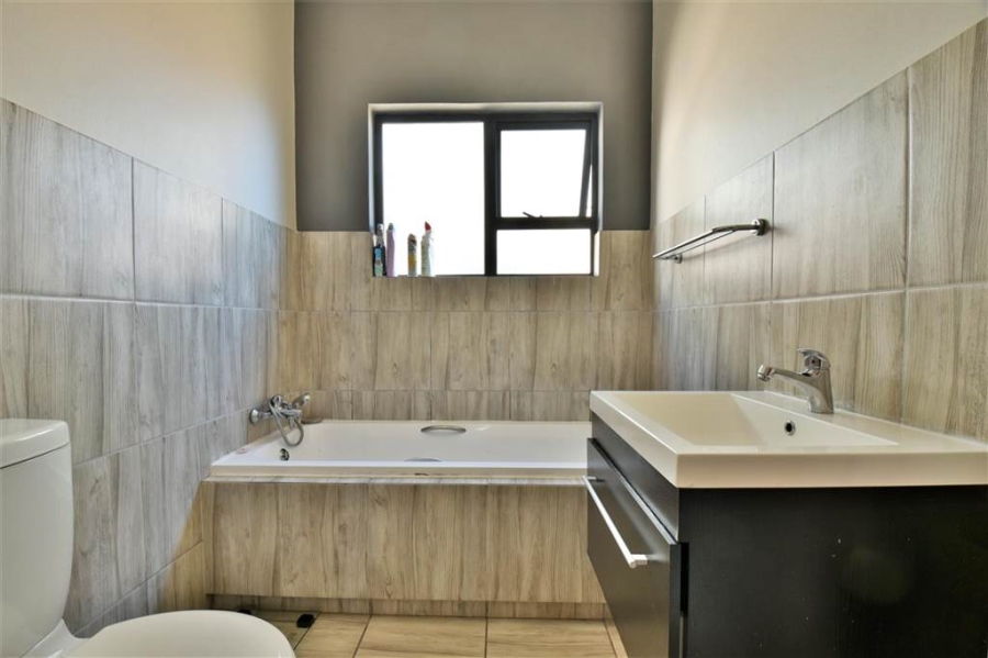 To Let 2 Bedroom Property for Rent in Noordwyk Gauteng