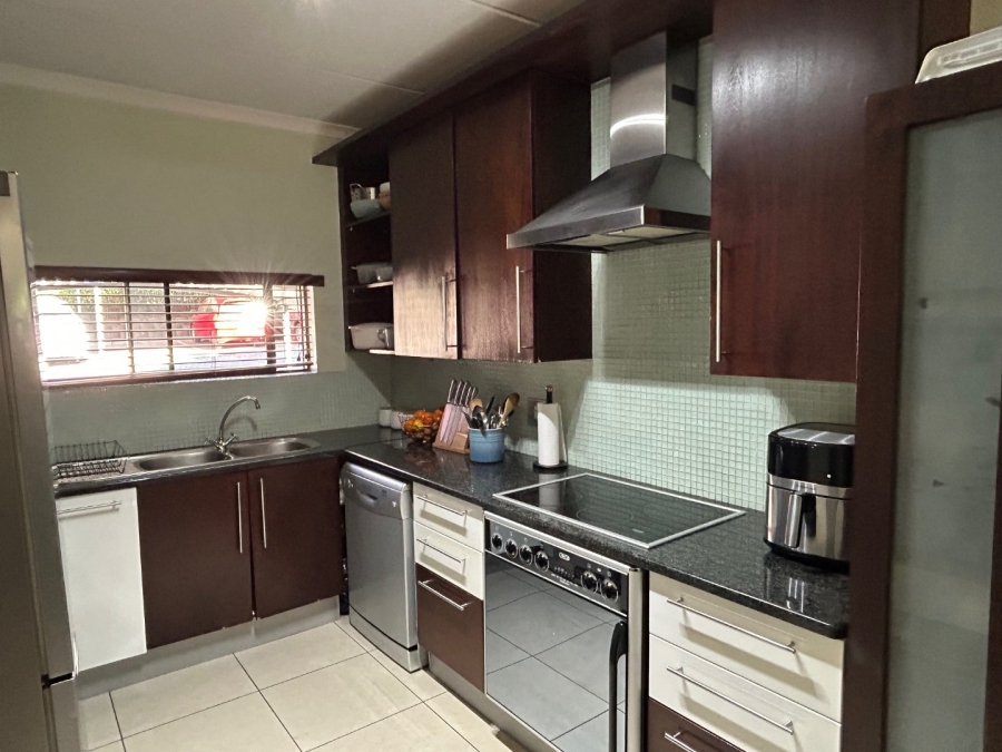 2 Bedroom Property for Sale in Atholl Gardens Gauteng