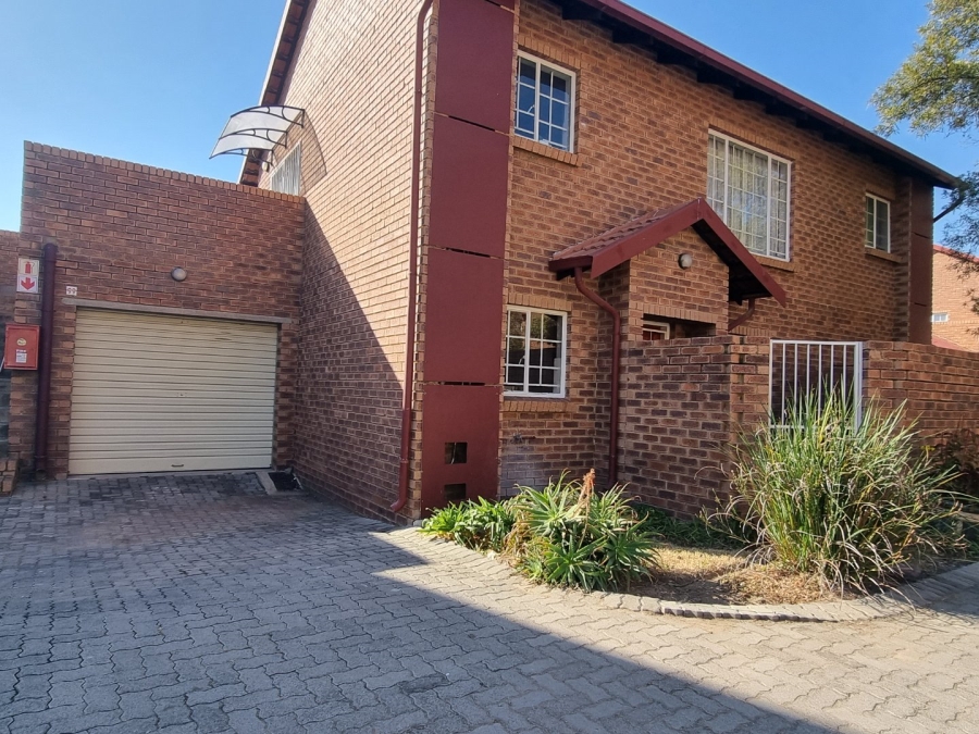 2 Bedroom Property for Sale in The Reeds Gauteng
