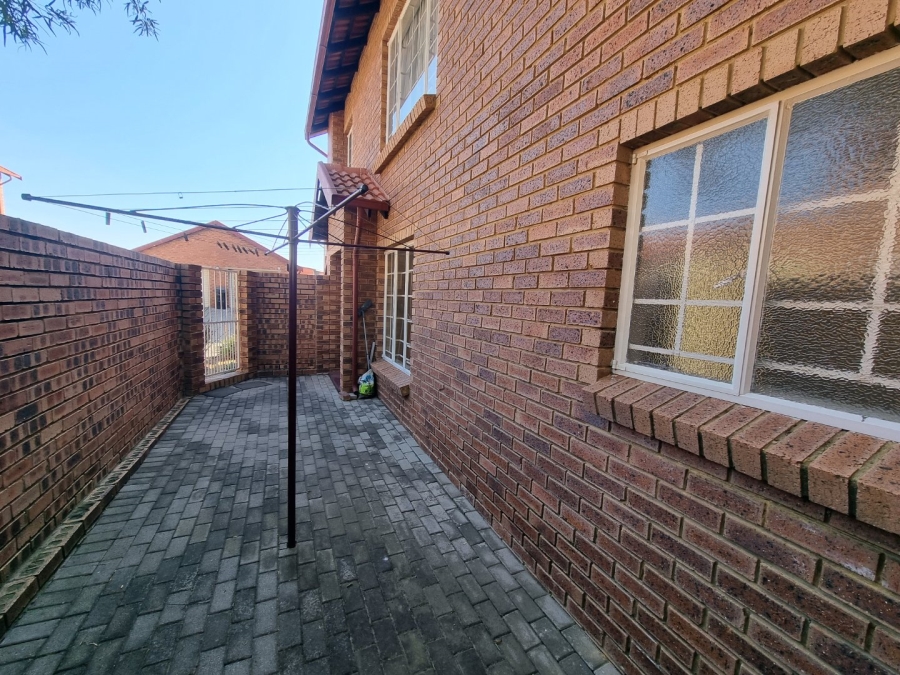 2 Bedroom Property for Sale in The Reeds Gauteng