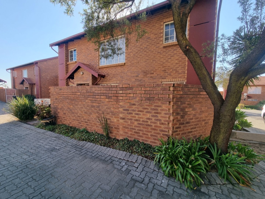 2 Bedroom Property for Sale in The Reeds Gauteng