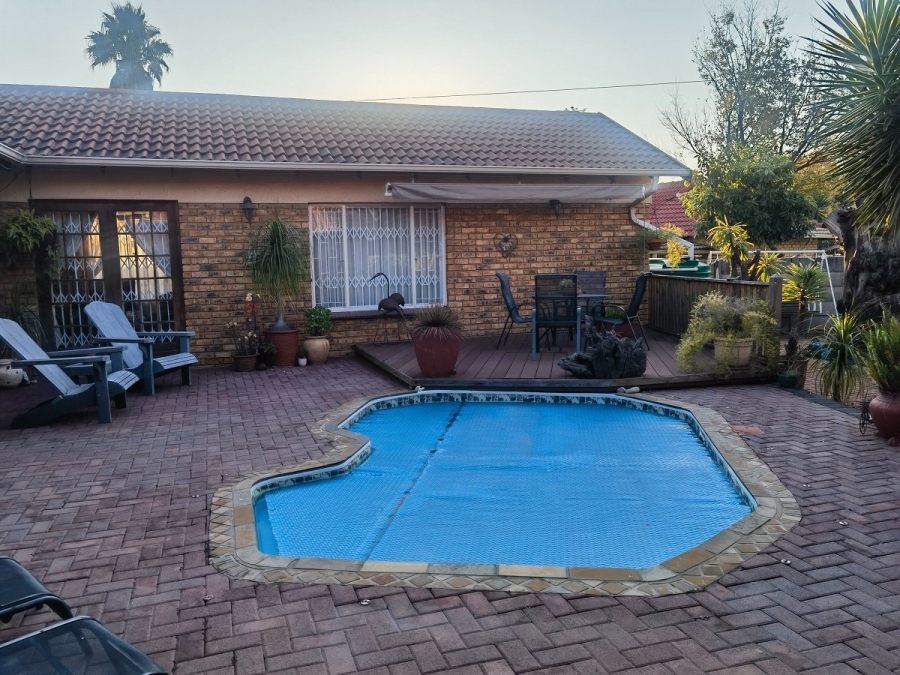 5 Bedroom Property for Sale in Crystal Park Gauteng
