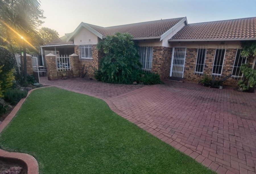 5 Bedroom Property for Sale in Crystal Park Gauteng