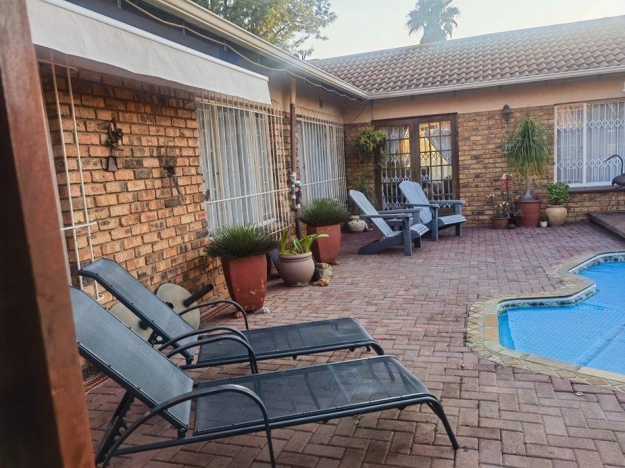 5 Bedroom Property for Sale in Crystal Park Gauteng