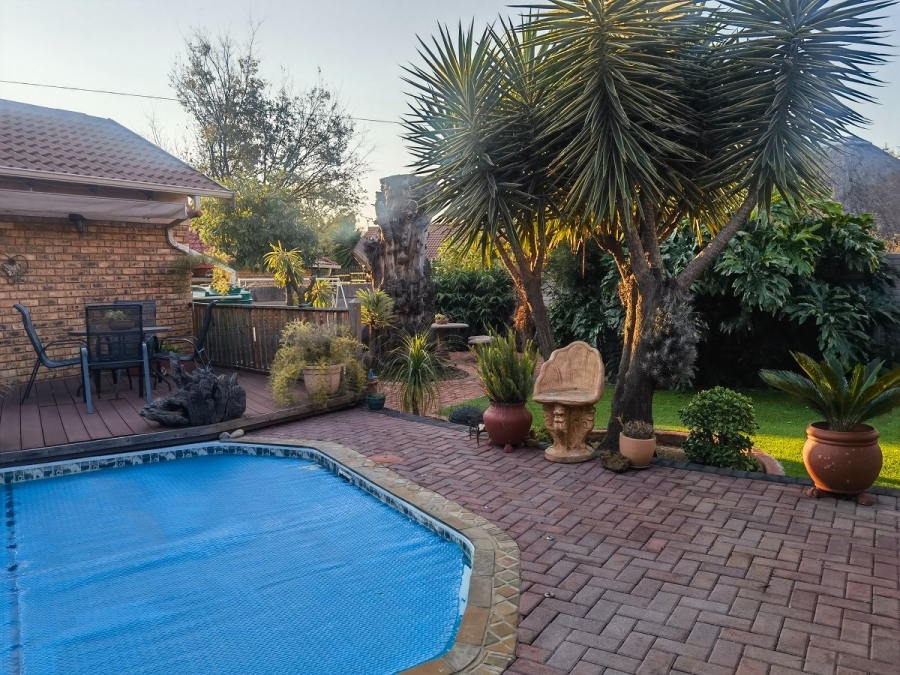 5 Bedroom Property for Sale in Crystal Park Gauteng