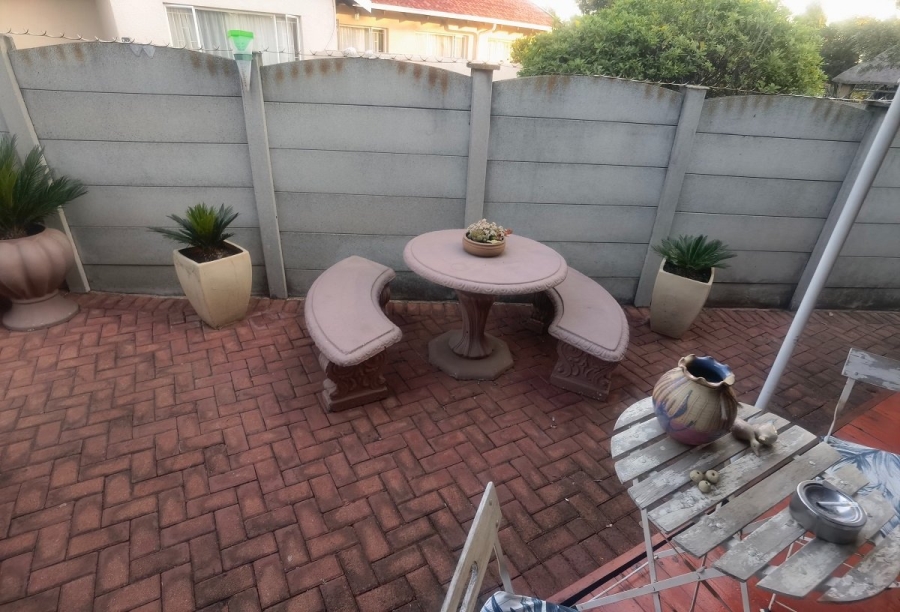 5 Bedroom Property for Sale in Crystal Park Gauteng