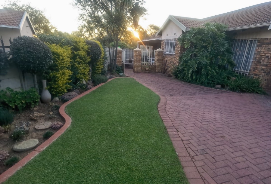 5 Bedroom Property for Sale in Crystal Park Gauteng