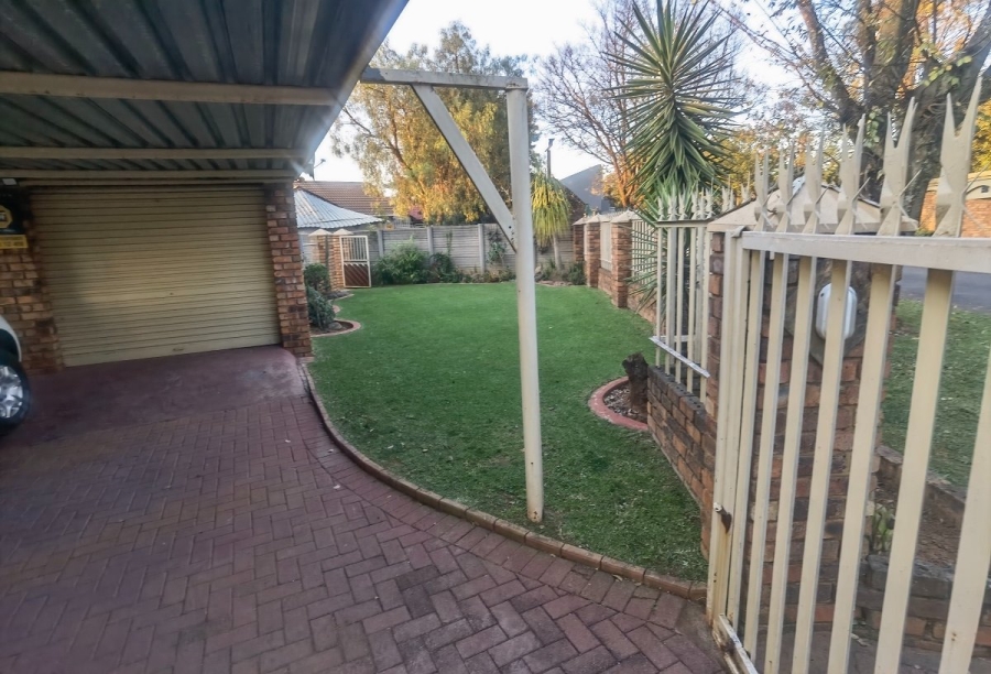 5 Bedroom Property for Sale in Crystal Park Gauteng
