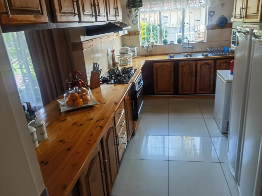 5 Bedroom Property for Sale in Crystal Park Gauteng