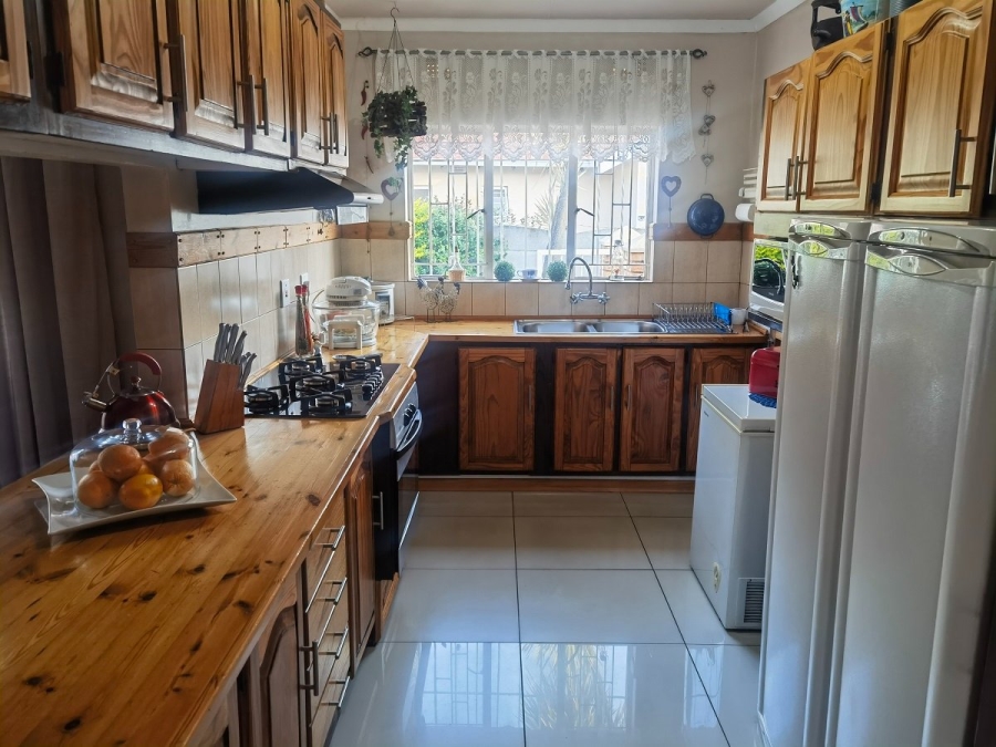 5 Bedroom Property for Sale in Crystal Park Gauteng