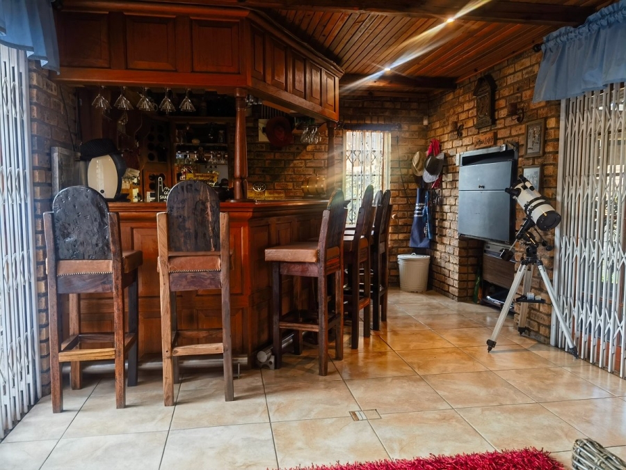 5 Bedroom Property for Sale in Crystal Park Gauteng