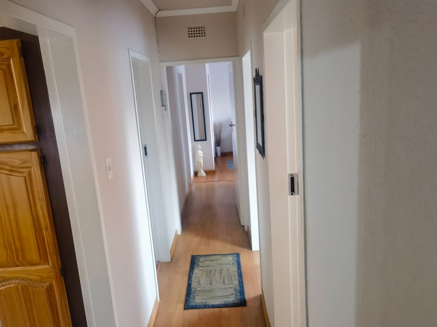 5 Bedroom Property for Sale in Crystal Park Gauteng
