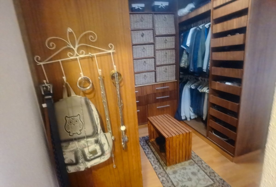 5 Bedroom Property for Sale in Crystal Park Gauteng