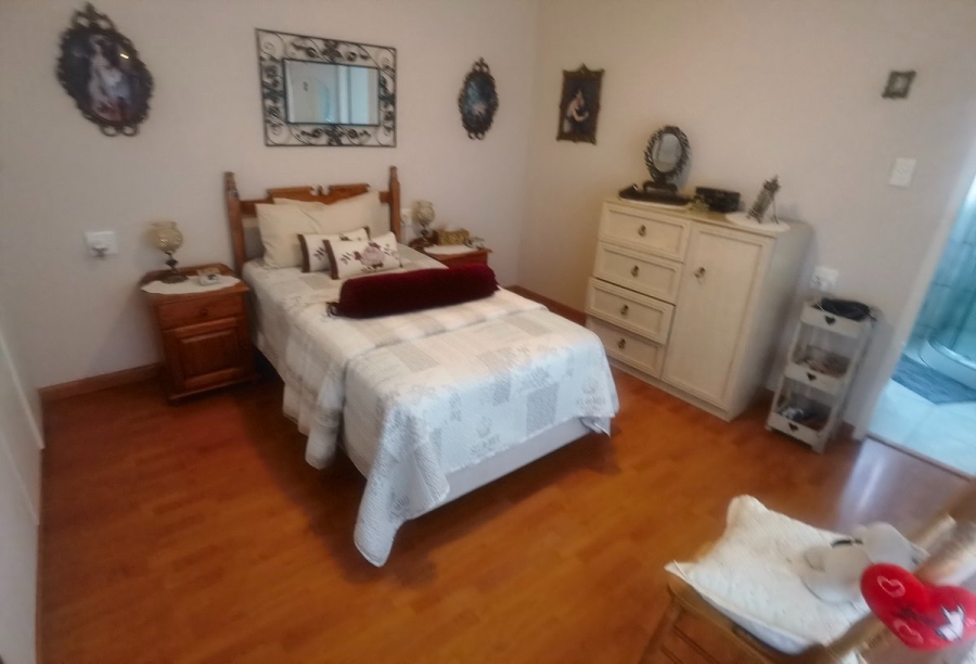 5 Bedroom Property for Sale in Crystal Park Gauteng