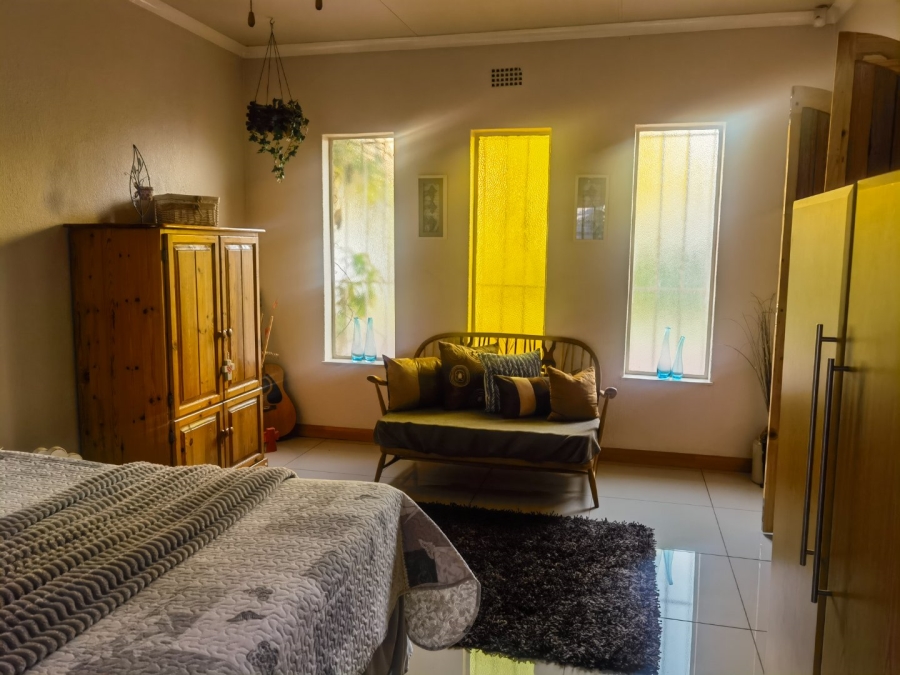 5 Bedroom Property for Sale in Crystal Park Gauteng