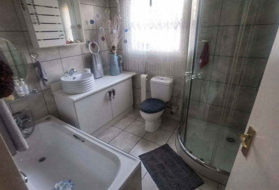 5 Bedroom Property for Sale in Crystal Park Gauteng