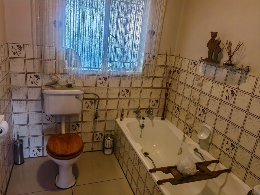 5 Bedroom Property for Sale in Crystal Park Gauteng