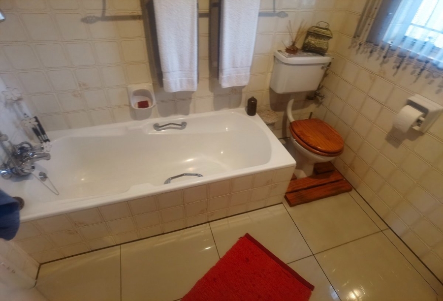 5 Bedroom Property for Sale in Crystal Park Gauteng