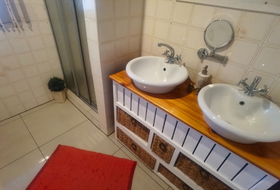 5 Bedroom Property for Sale in Crystal Park Gauteng