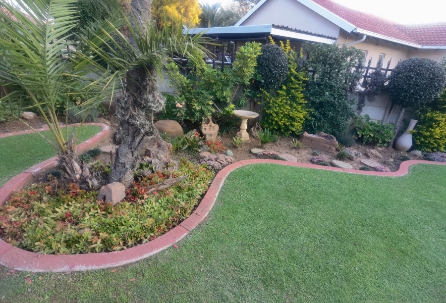 5 Bedroom Property for Sale in Crystal Park Gauteng