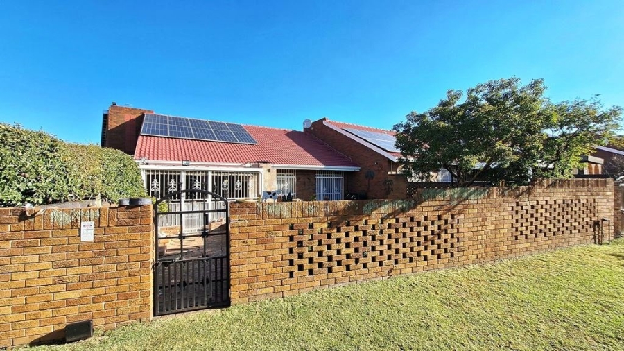 3 Bedroom Property for Sale in Rustivia Gauteng