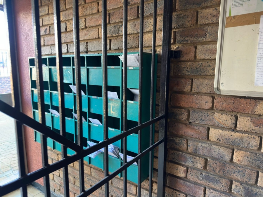 To Let 2 Bedroom Property for Rent in Florida Lake Gauteng