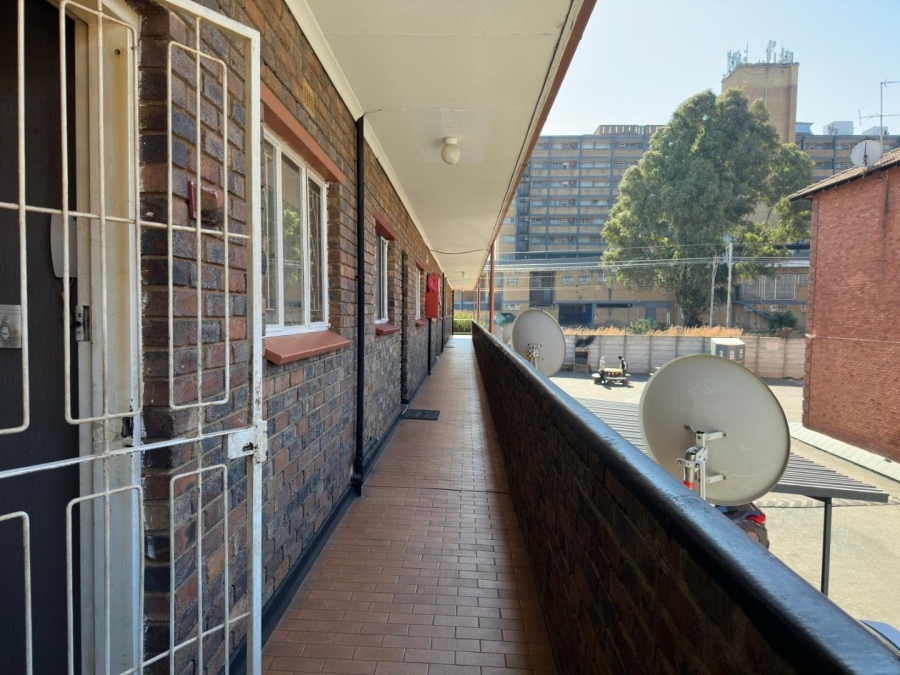 To Let 2 Bedroom Property for Rent in Florida Lake Gauteng