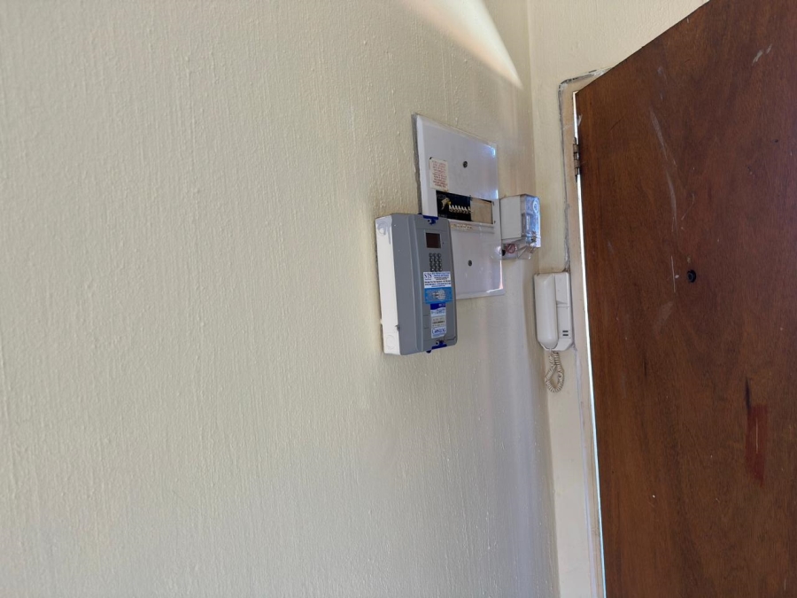 To Let 2 Bedroom Property for Rent in Florida Lake Gauteng