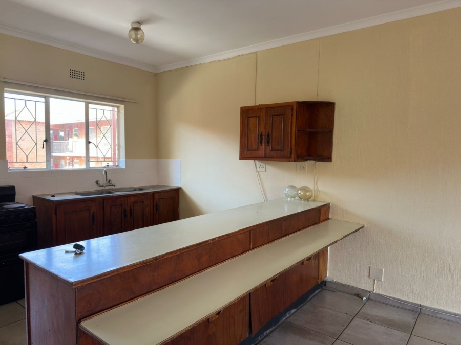 To Let 2 Bedroom Property for Rent in Florida Lake Gauteng
