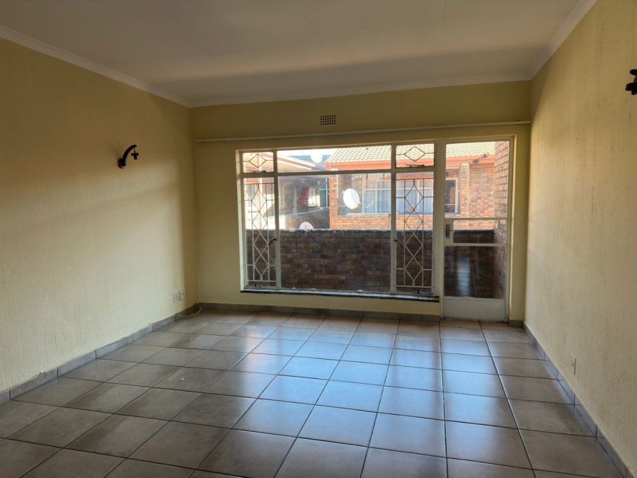 To Let 2 Bedroom Property for Rent in Florida Lake Gauteng