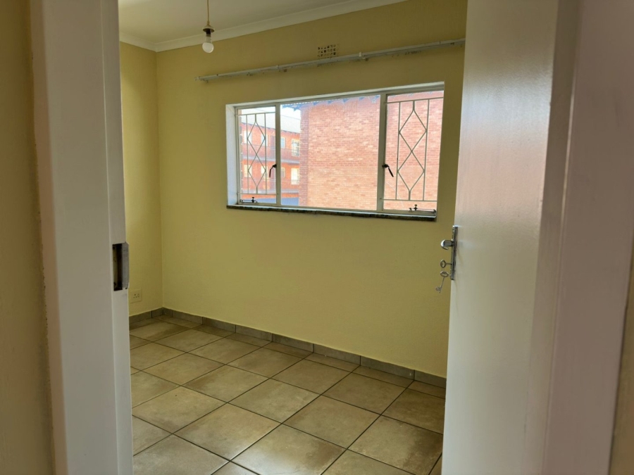 To Let 2 Bedroom Property for Rent in Florida Lake Gauteng