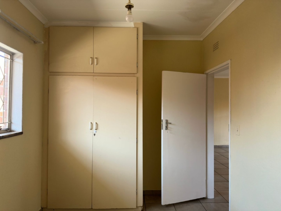 To Let 2 Bedroom Property for Rent in Florida Lake Gauteng