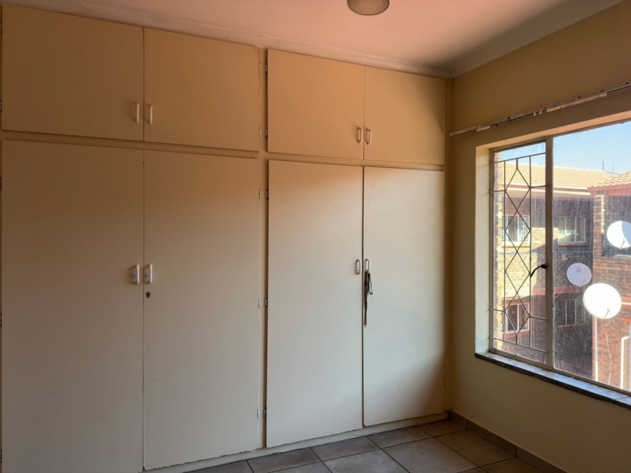 To Let 2 Bedroom Property for Rent in Florida Lake Gauteng