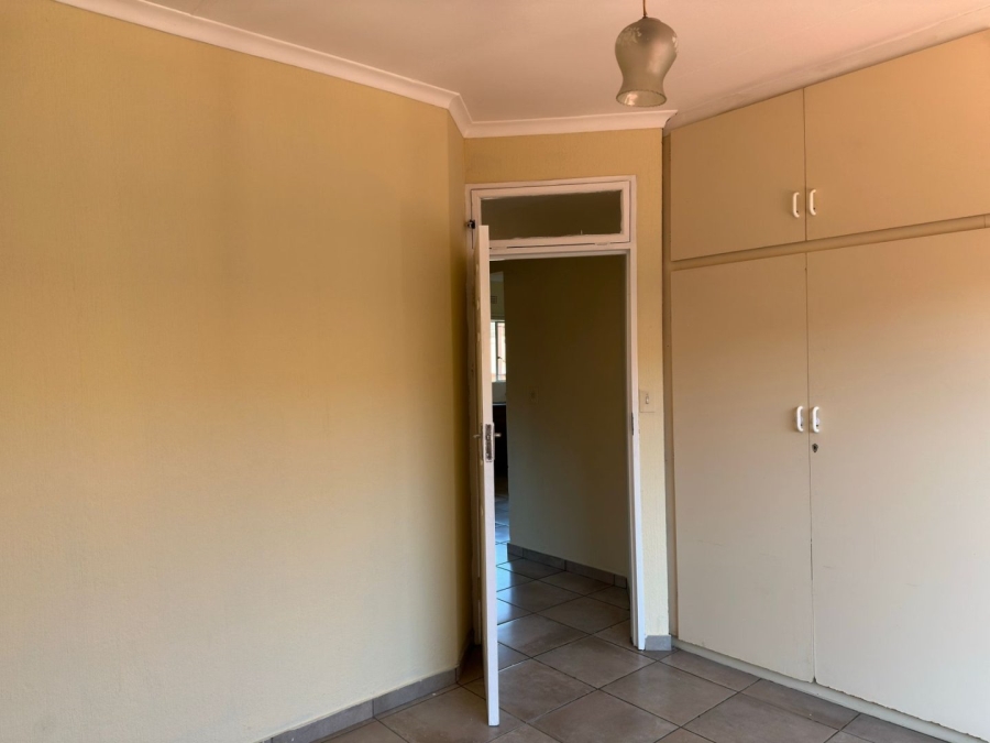 To Let 2 Bedroom Property for Rent in Florida Lake Gauteng