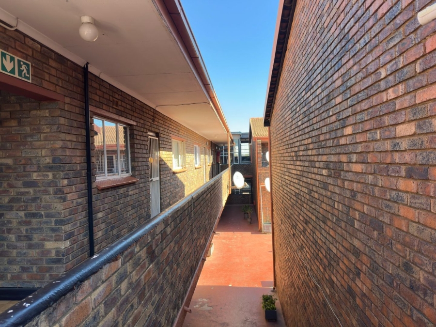 To Let 2 Bedroom Property for Rent in Florida Lake Gauteng