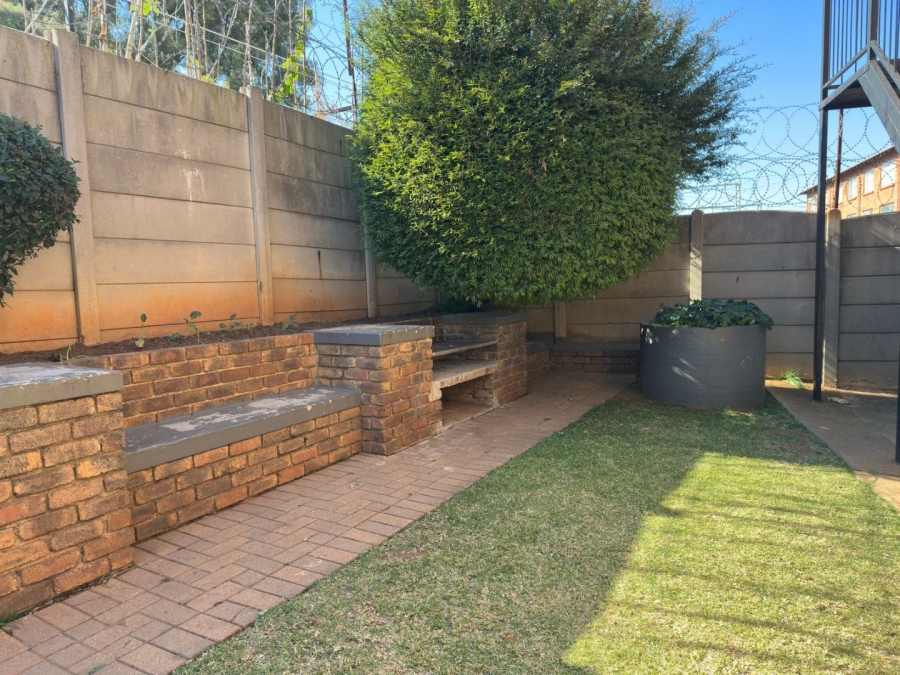 To Let 2 Bedroom Property for Rent in Florida Lake Gauteng
