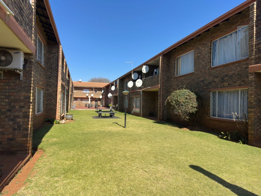 To Let 2 Bedroom Property for Rent in Florida Lake Gauteng