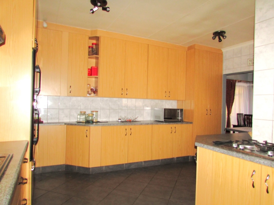 4 Bedroom Property for Sale in Flora Gardens Gauteng