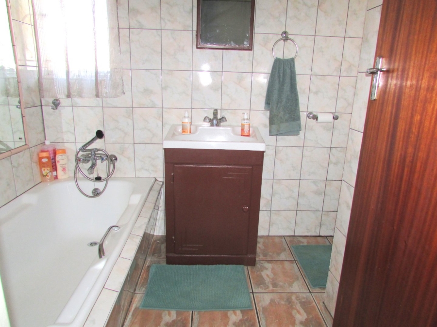 4 Bedroom Property for Sale in Flora Gardens Gauteng