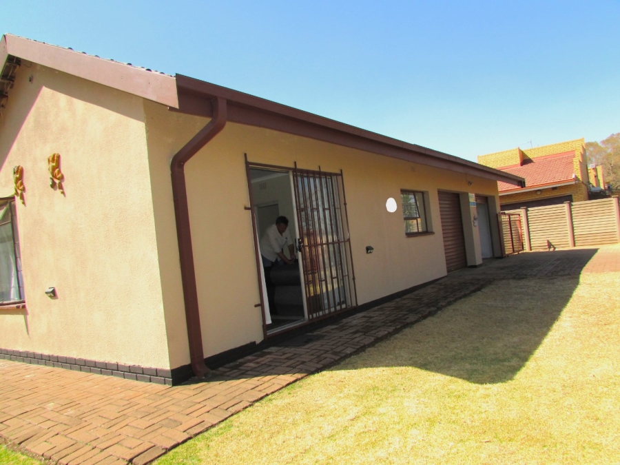 4 Bedroom Property for Sale in Flora Gardens Gauteng