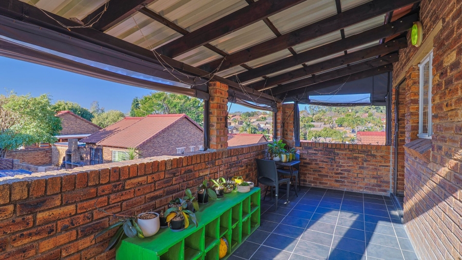 3 Bedroom Property for Sale in Wilgeheuwel Gauteng