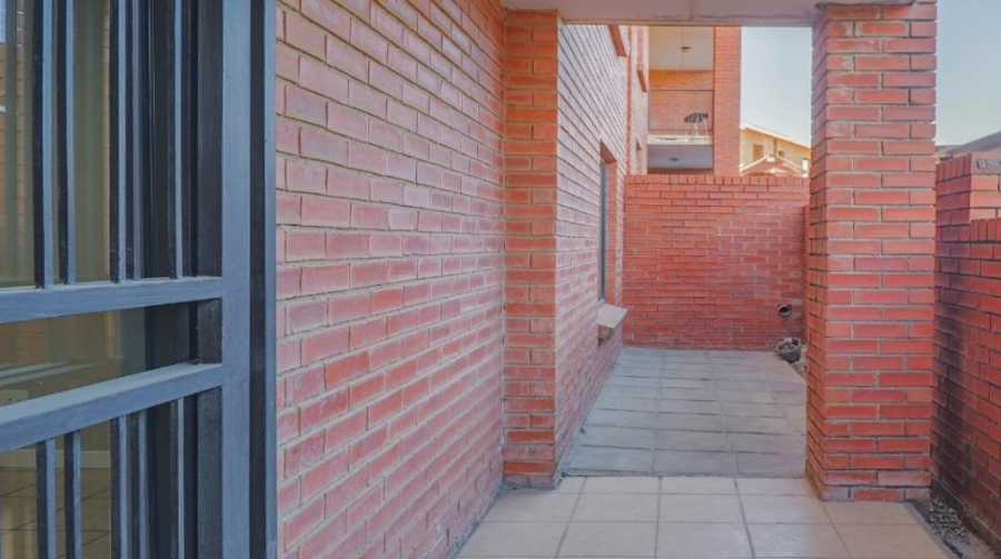 2 Bedroom Property for Sale in Summerfields Estate Gauteng