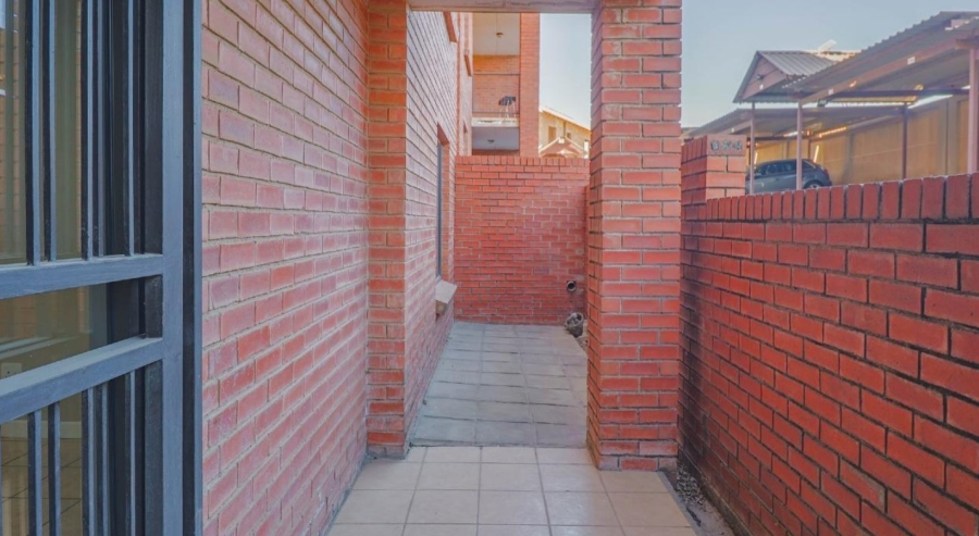 2 Bedroom Property for Sale in Summerfields Estate Gauteng