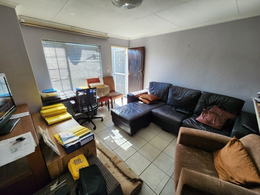 1 Bedroom Property for Sale in Glen Marais Gauteng